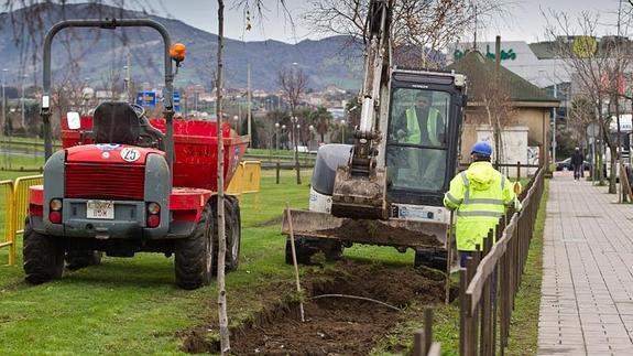 El tramo entre Castilla-Hermida y Nueva Montaña del carril bici comienza su andadura