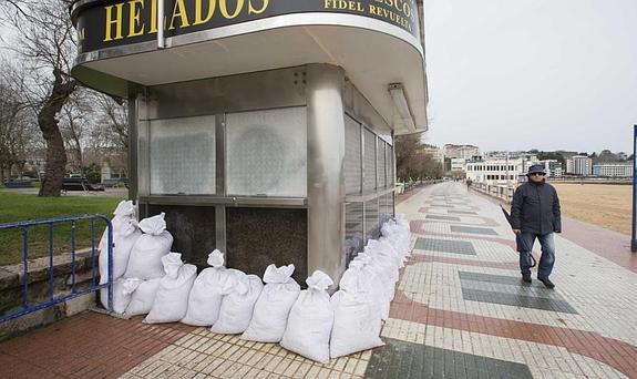 Santander se prepara para recibir el fuerte temporal marítimo