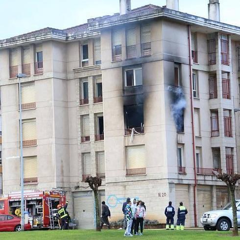 Dos evacuados por un incendio en la casa inclinada de Las Acacias