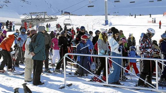 Una avalancha de más de 4.000 esquiadores "colapsa" Alto Campoo