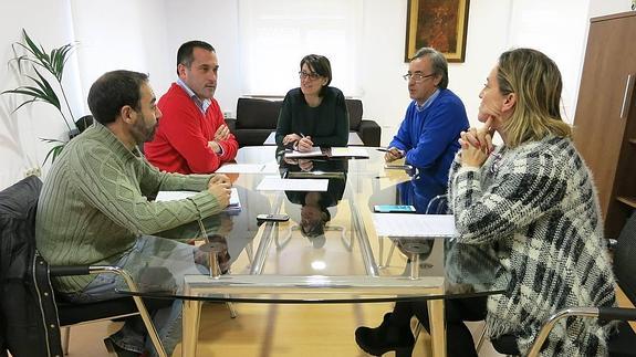 Todos los grupos de Torrelavega, excepto el PP, exigen al Gobierno más control en la contratación de parados