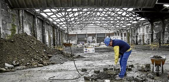 Comienza el derribo de una de las naves abandonadas del Barrio Pesquero