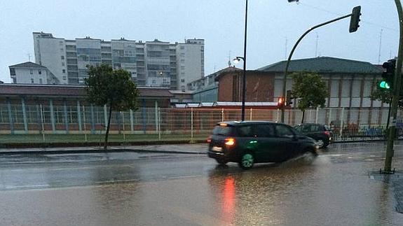 El río Pelegrín inunda varias calles de Laredo