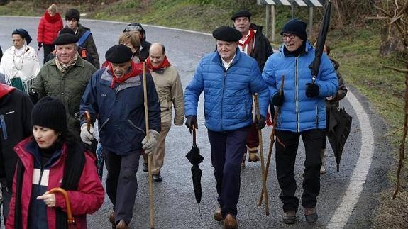 Doscientas personas desafiaron al mal tiempo en la subida en albarcas