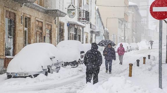Nueva alerta naranja por nevadas que pueden bajar de los 200 metros a partir del martes