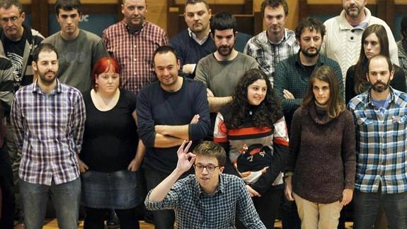 La campaña 'Yo también soy Podemos' se cuela en el acto de Errejón en Santander