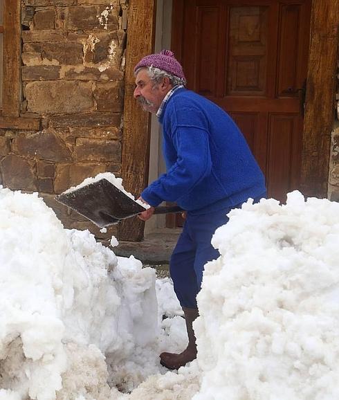 La nieve causa problemas en la A-67 y la A-8