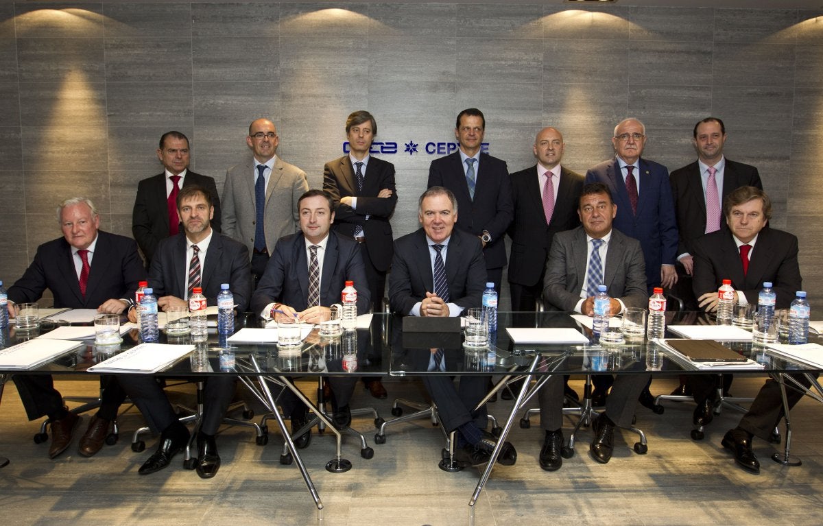 La CEOE ajustará plantilla, revisará cuotas y reducirá gastos