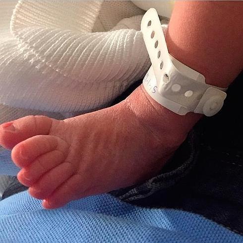 Shakira presenta al pequeño Sasha... por los pies