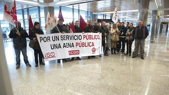 Trabajadores de Aena se concentran en Parayas contra la privatización