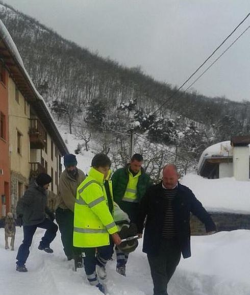 Evacuan entre la nieve a un vecino de Lomeña con una rotura de fémur