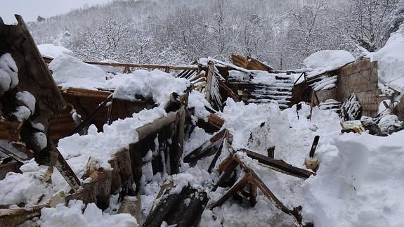 La nieve hunde una nave en Campollo