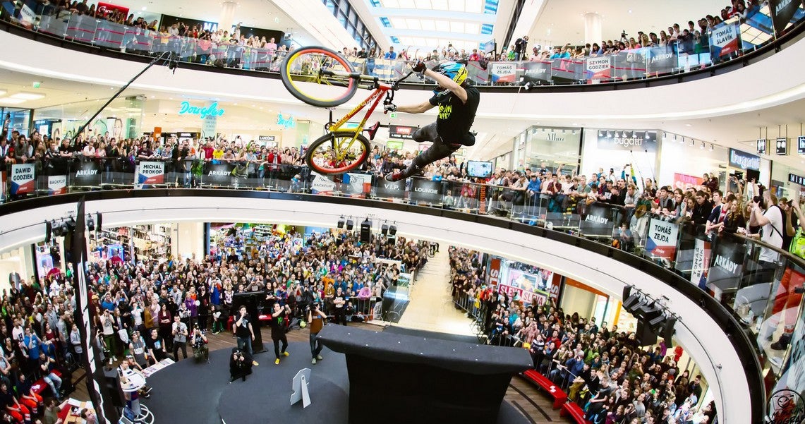 Descenso de bicis en un centro comercial