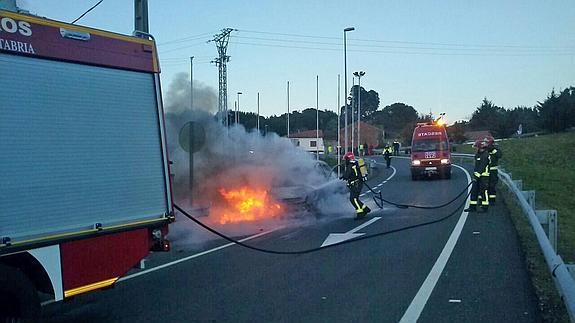 Arde un coche en marcha en el alto de Laredo