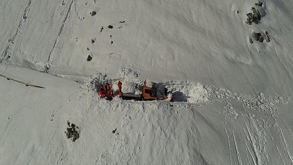 Varios voluntarios vuelan hasta Tresviso a desenterrar su quitanieves