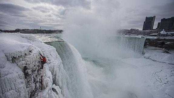 Un alpinista norteamericano escala las cataratas del Niágara sobre hielo