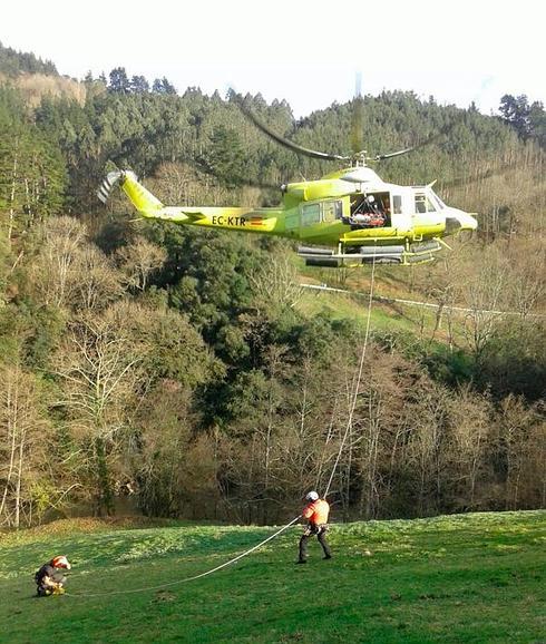 El helicóptero del Gobierno rescata a un hombre en el rio Gándara