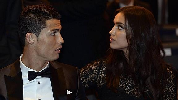 Irina le echa un capote a Cristiano