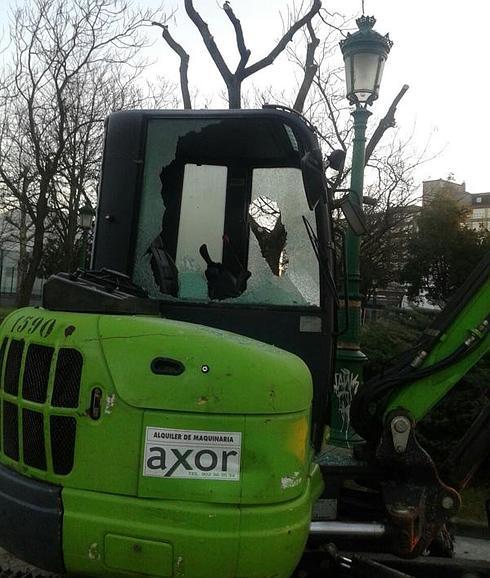 Rompen la luna de una máquina en el Parque de La Marga