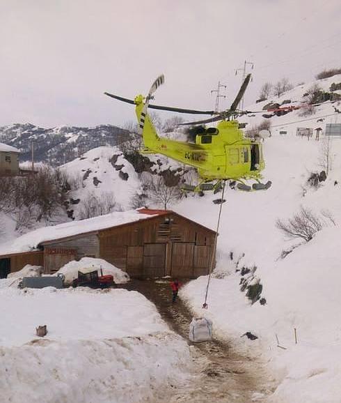 El 112 traslada a Tresviso 150 kilos de alimentos y una tonelada de pienso