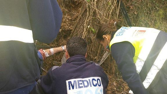 Liberan a un hombre con la pierna atrapada en un árbol en un bosque de Udalla