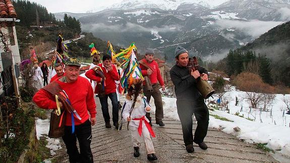 Piasca celebra el carnaval bajo la lluvia