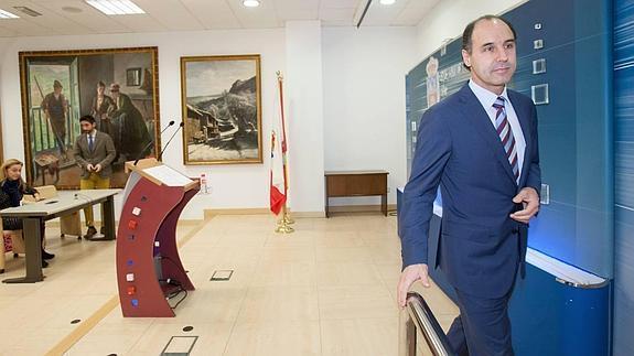 Diego admite que si el PP pierde la mayoría absoluta "difícilmente" tendría con quién pactar