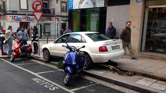 Un coche se lleva por delante once motos, tres árboles y un bolardo