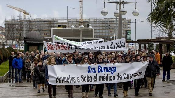 Soba se echa a la calle para exigir otro médico