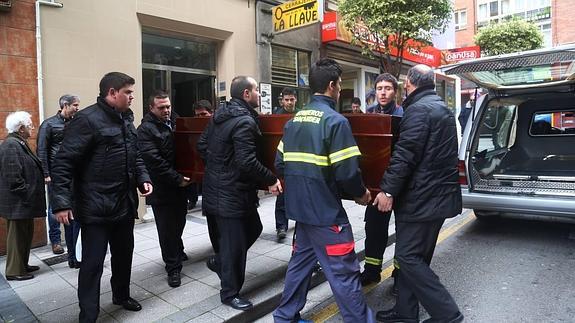 Los bomberos ayudan a sacar de un piso el cadáver de una mujer de más de 150 kilos