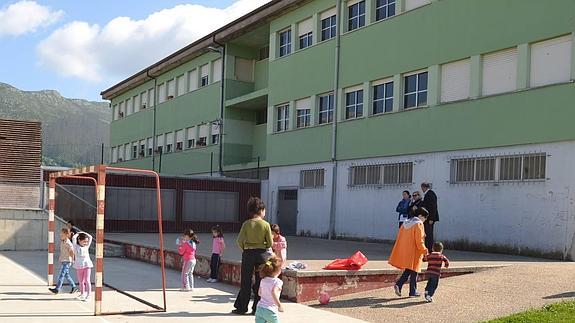 El Ayuntamiento de San Felices y Educación acercan posturas para reparar el colegio Pero Niño