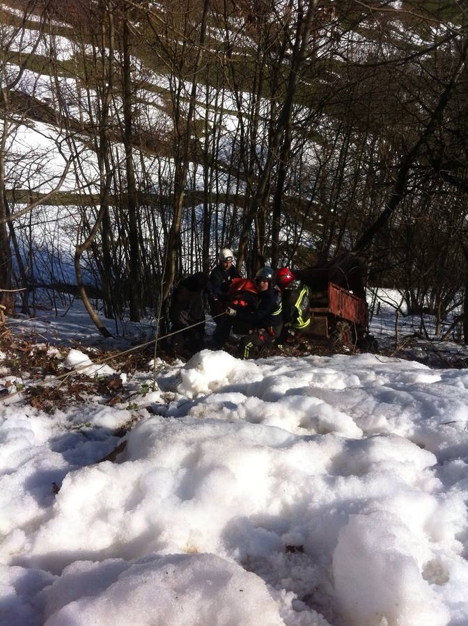 Atrapados dos hombres al volcar su tractor por un desnivel de 15 metros en Camaleño