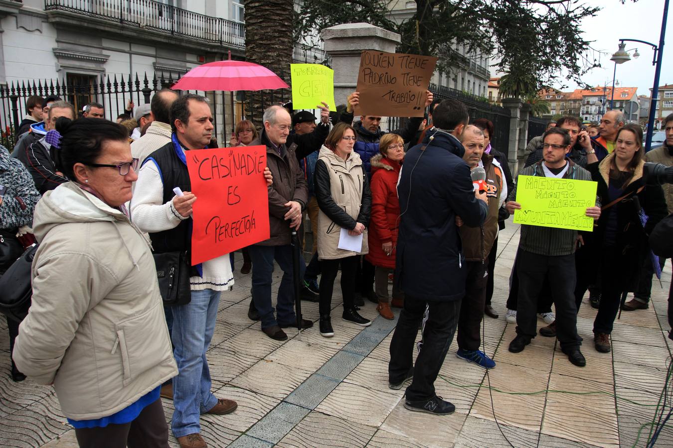 Mas de 300 personas exigen repetir la selección de trabajadores en Laredo