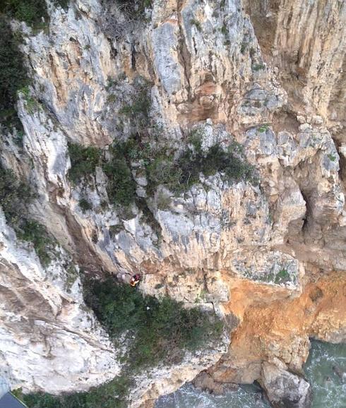 Un joven cae 30 metros por los acantilados del Fuerte San Carlos