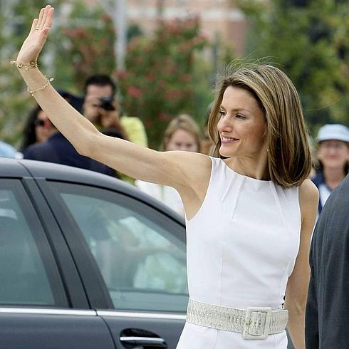 La reina Letizia sopesa operarse de los brazos