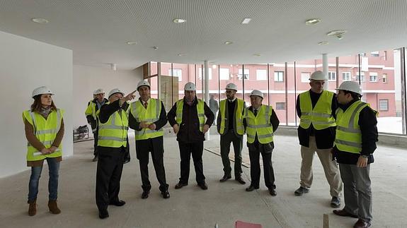 Diego visita las obras del futuro centro vecinal de Boo de Guarnizo
