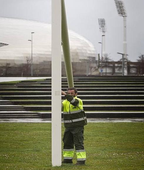 Los bomberos retiran el mástil partido por el viento