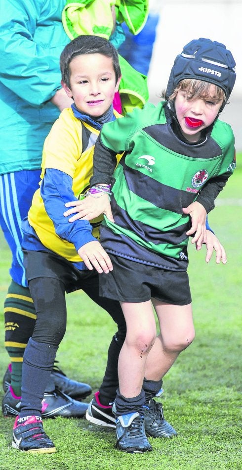 Pequeños tras el balón oval