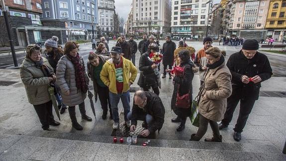 El recuerdo de Amparo se plasma dentro y fuera del pleno con velas y aplausos