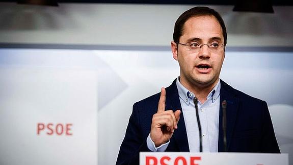 César Luena participa en una asamblea del PSOE de Bezana