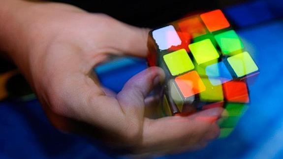 Un joven indio pulveriza el récord del cubo de Rubik