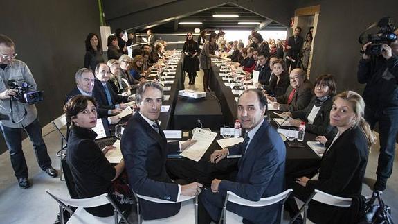Firmado el Primer Pacto por Empleo, que busca la "unidad de acción" y "ser ejemplar" ante la sociedad