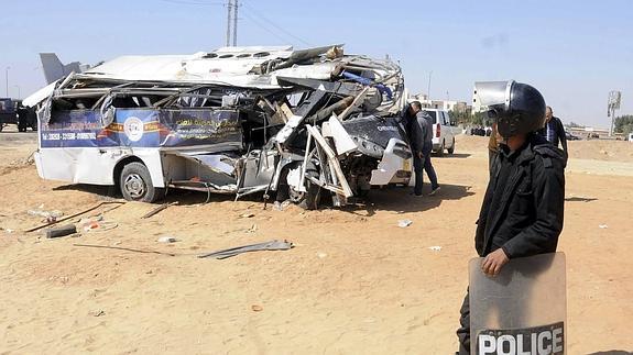 Un tren arrolla un autobús escolar en Egipto