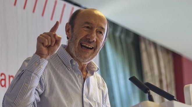 Rubalcaba reaparece en Isla y se declara "evista"