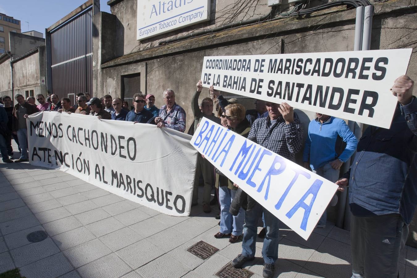 Los mariscadores cántabros piden una parada biológica para la almeja