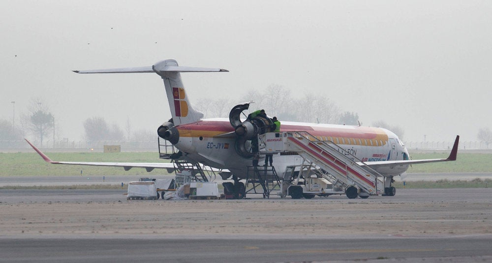 Un pájaro revienta un motor de un avión durante un aterrizaje en Parayas