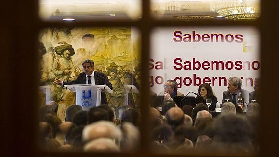 Revilla critica la "tropelía" del PP con los municipios