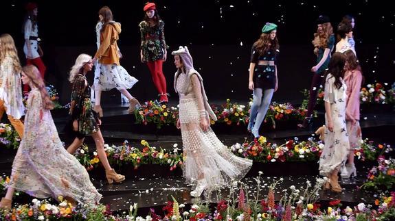 Comienza la Tokio Fashion Week cargada de flores y fantasía