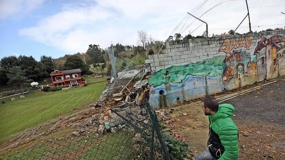 Comillas reconstruirá el campo de fútbol y reclamará el coste de las obras al Gobierno