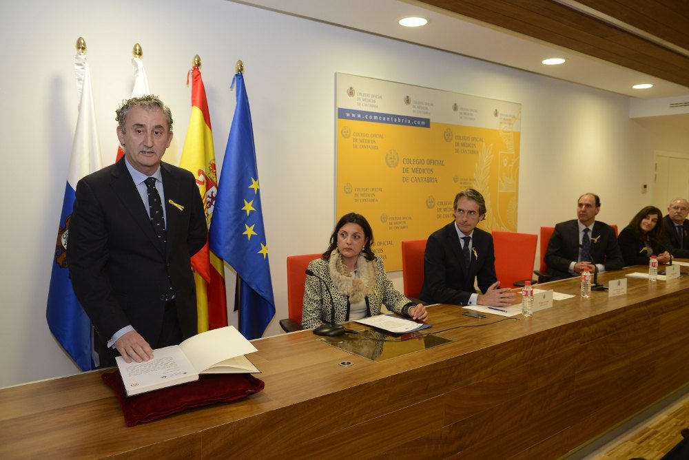 Tomás Cobo toma posesión como presidente del Colegio de Médicos de Cantabria